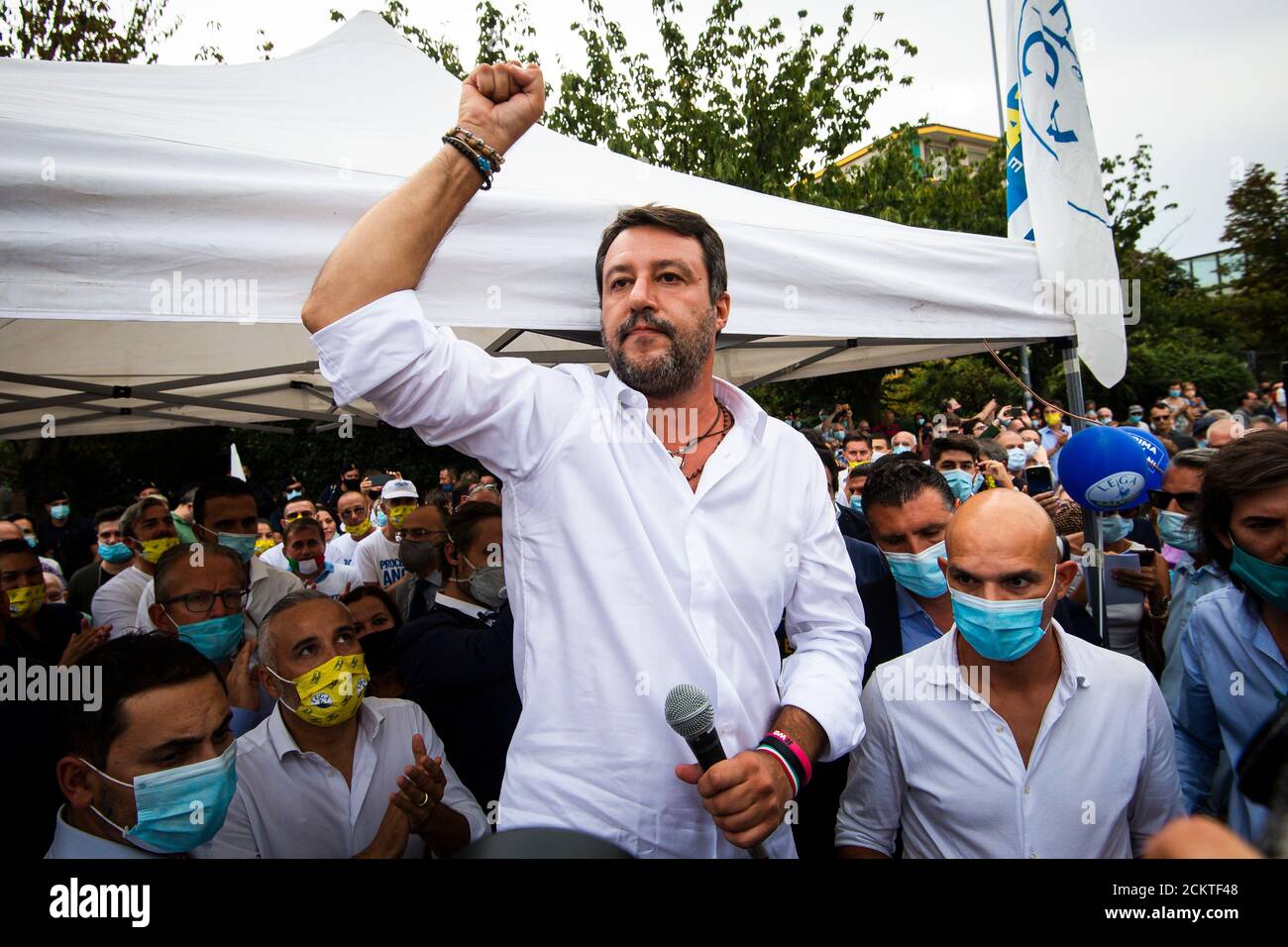 Venaria Reale, Italie - 16 septembre 2020 : le chef du parti de la Ligue, Matteo Salvini, fait des gestes lorsqu'il prononce un discours lors d'un rallye électoral. Les 20 et 21 septembre, les Italiens voteront pour un référendum pour confirmer la réduction du nombre de parlementaires. Les mêmes jours, des élections administratives sont prévues dans 1184 municipalités et 7 régions. Credit: Nicolò Campo/Alay Live News Banque D'Images