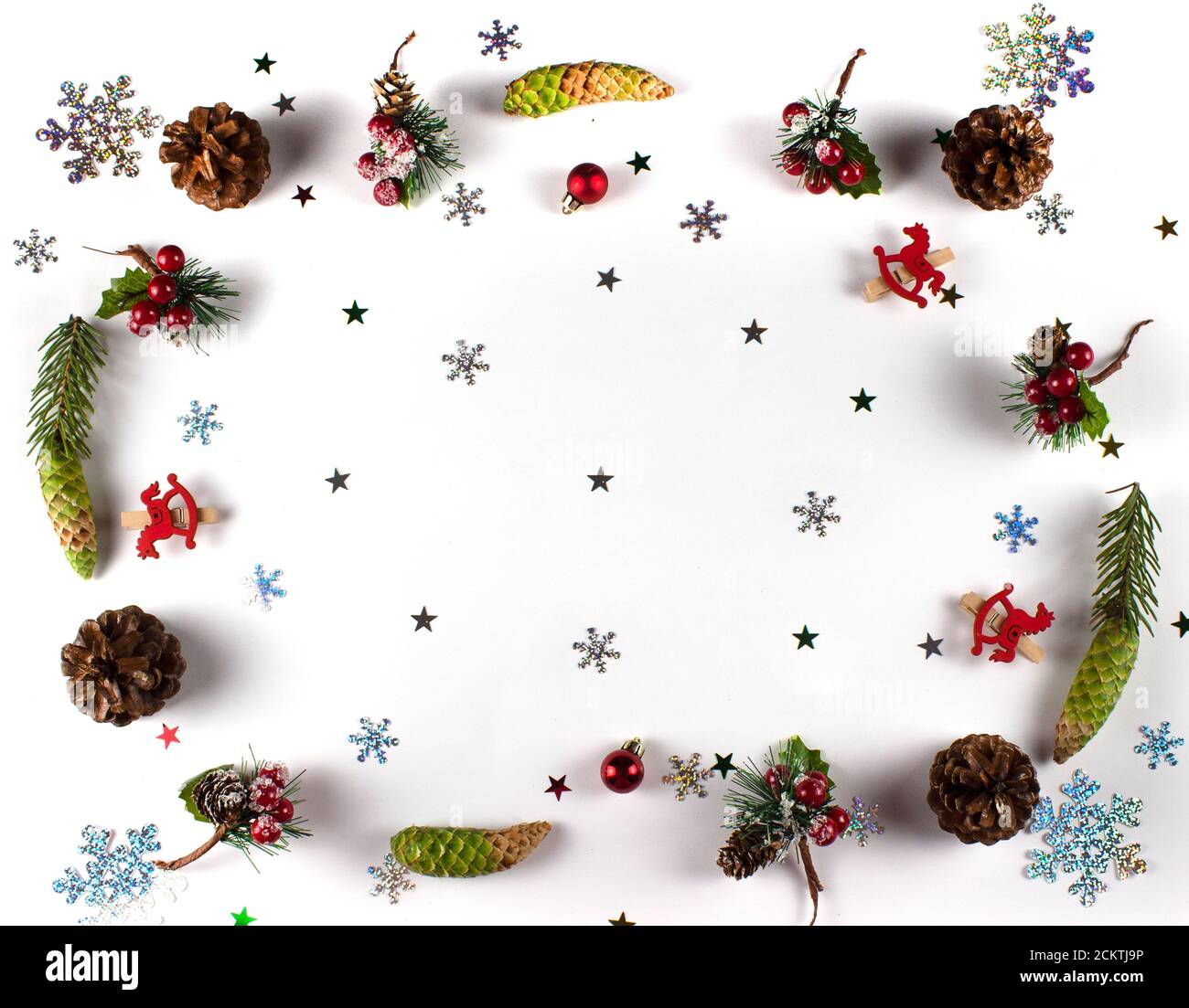 Décoration de Noël fond avec des cônes et des branches de sapin, des boules et des flocons de neige. Papier peint à thème de Noël sur fond plat. Plat de Noël Banque D'Images