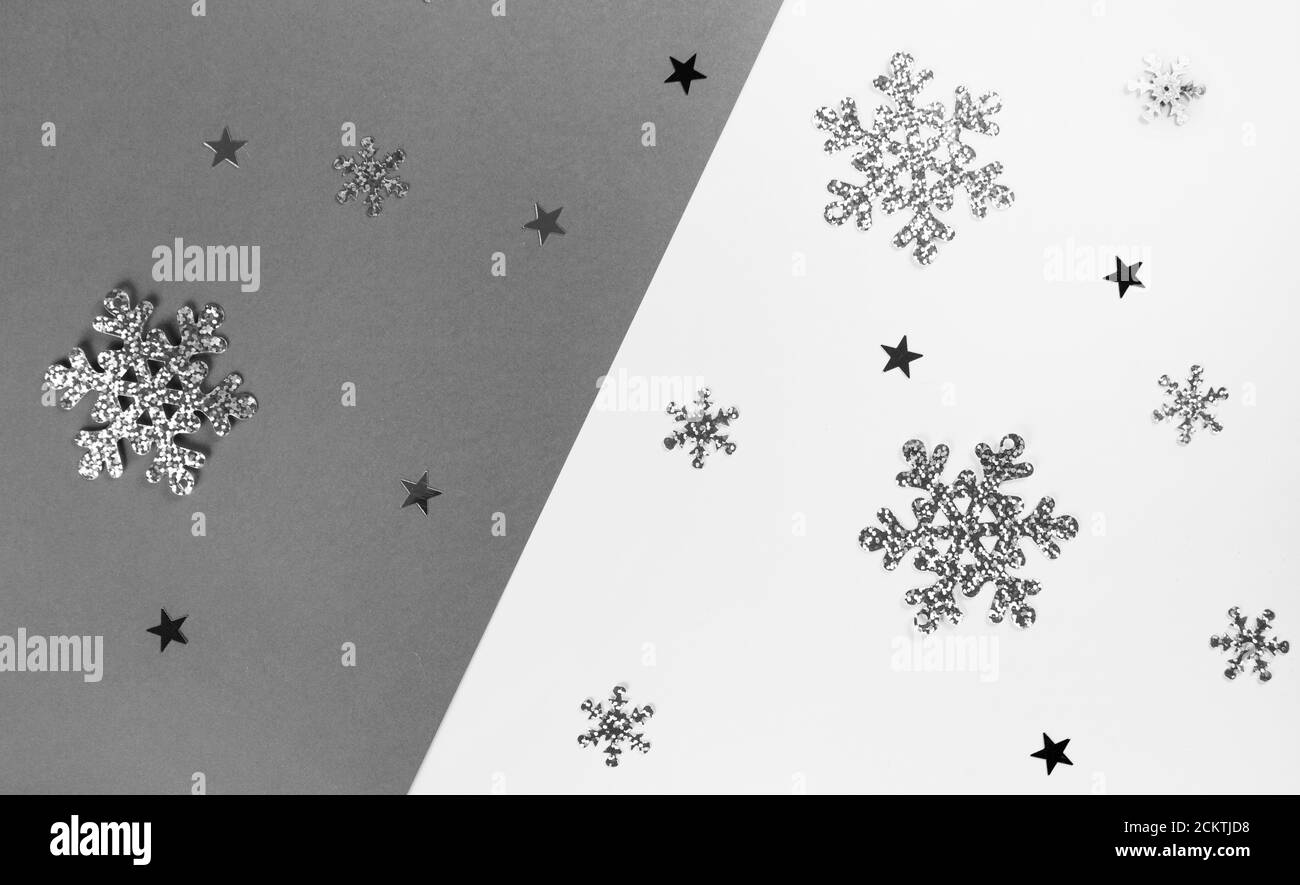 Décor de Noël avec flocons de neige. Papier peint à thème de Noël sur fond plat. Plat de Noël. Banque D'Images
