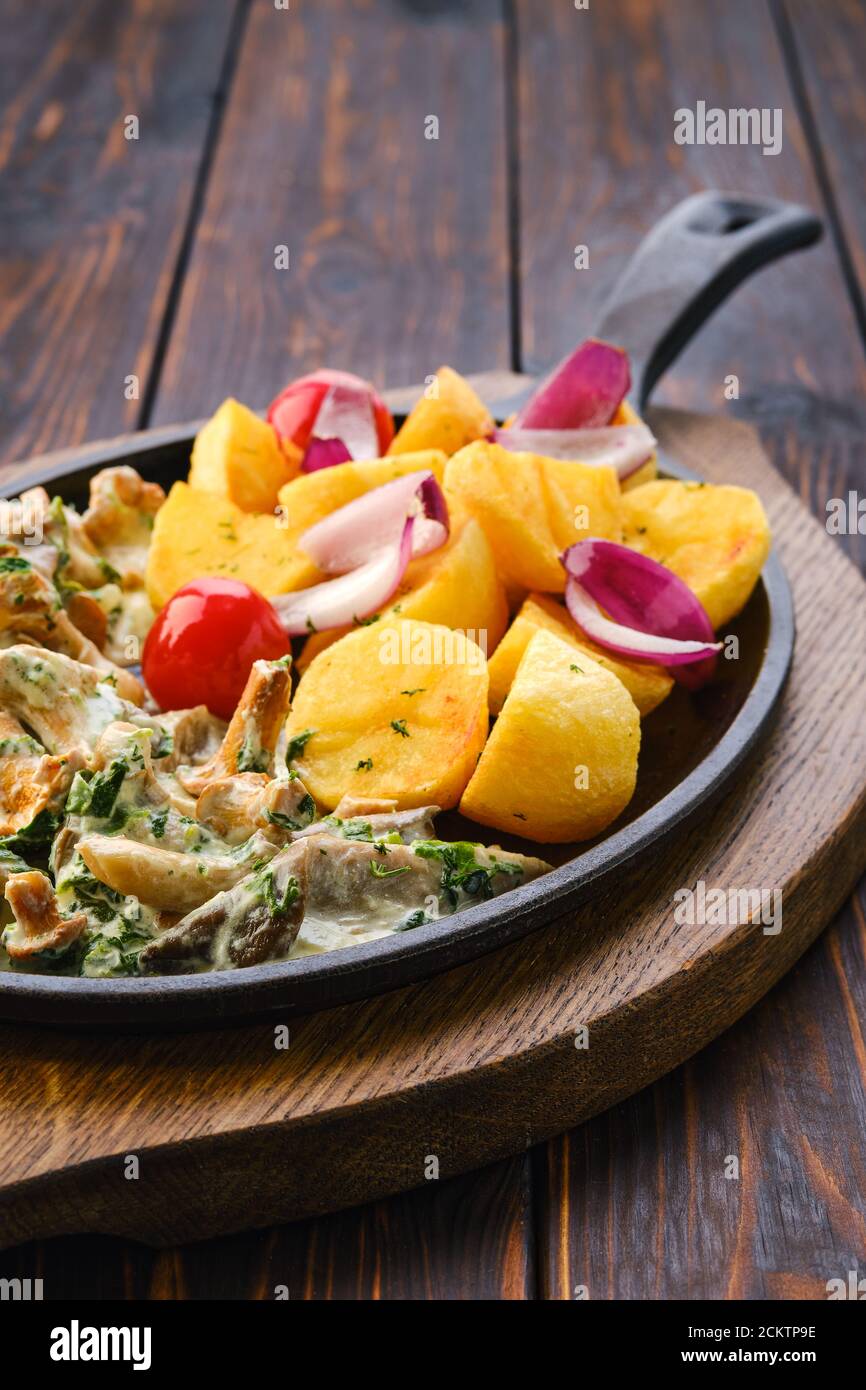 Poêle en fonte avec chanterelles frites, champignons au miel et