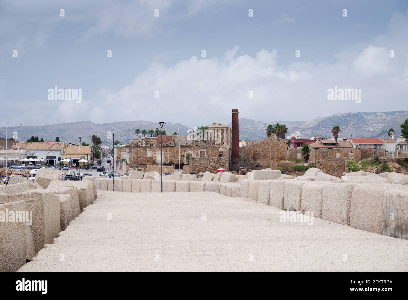Ruines de l'ancienne usine de thon, Tonnara di Avola, vue depuis le port de plaisance d'Avola, Sicile Banque D'Images
