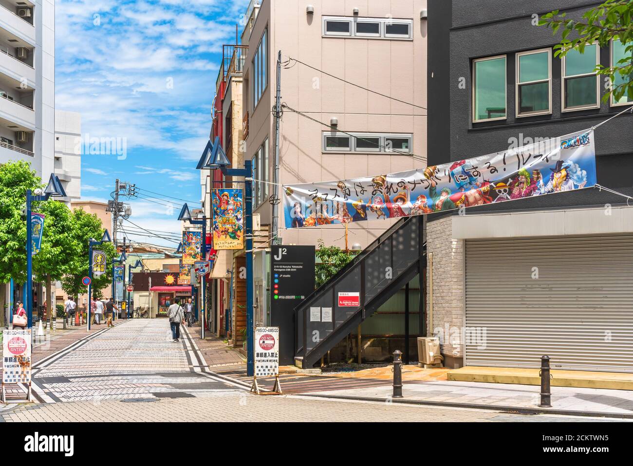yokosuka, japon - juillet 19 2019 : rue commerçante Dobuita célèbre parmi les marins de la base navale de Yokosuka décorée de drapeaux de personnages de manga One Pi Banque D'Images