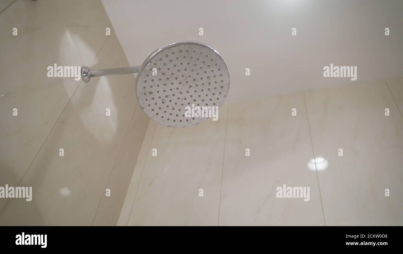 douche sur un petit fond de mur en mosaïque, toilettes et salle de bain sur le fond de l'hôtel. Nouvelle douche. Douche dans l'hôtel Banque D'Images
