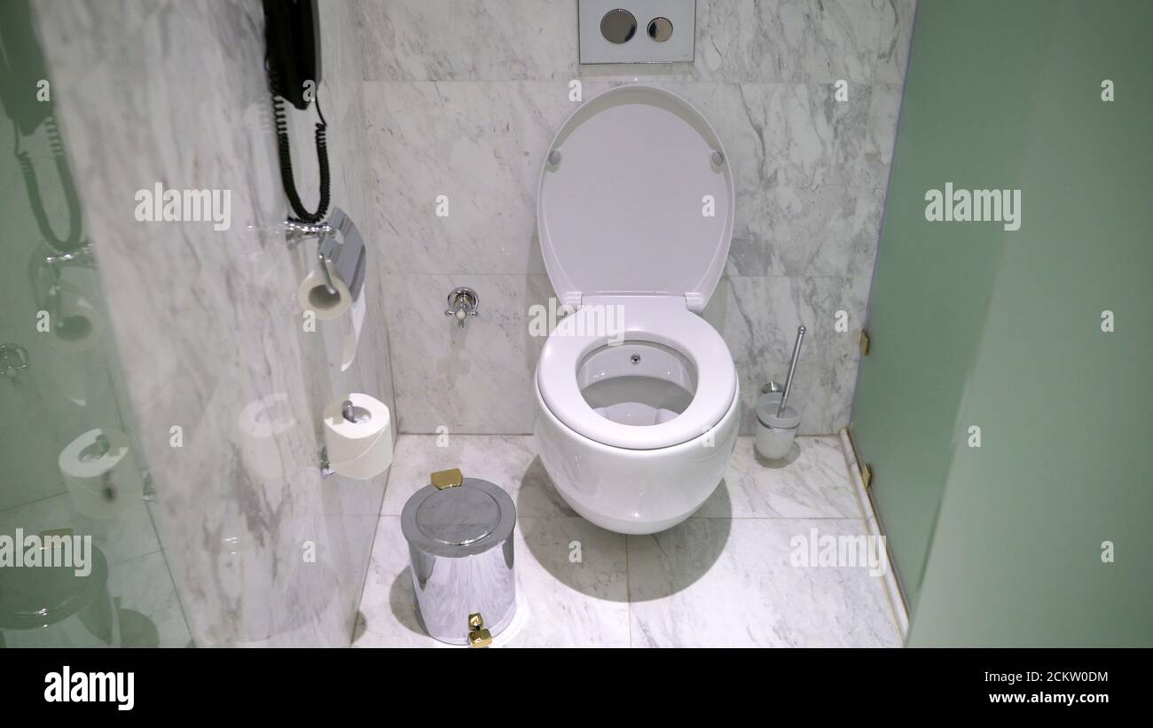 Dans la cuvette des toilettes. Toilettes dans les toilettes, vue d'en haut  Photo Stock - Alamy