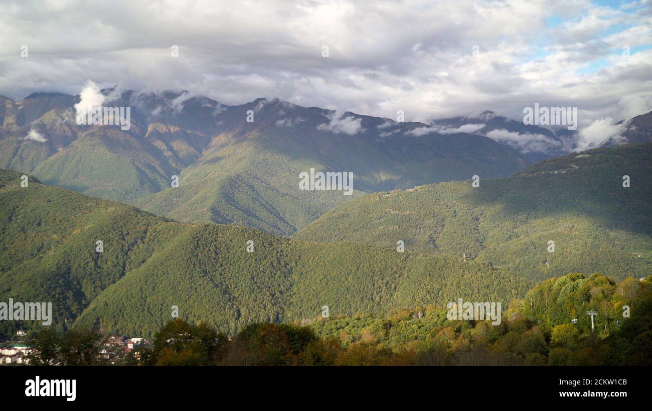 Belles montagnes à l'automne. Automne à Rosa Khutor à Sotchi. Montagnes en automne vue aérienne. Magnifiques couleurs de feuillage avec vue aérienne. Banque D'Images