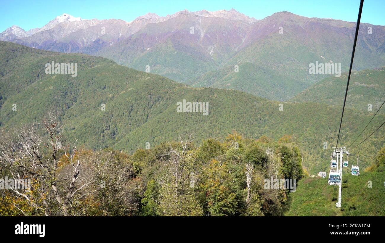 Belle vue sur les montagnes ensoleillées. Vue depuis les remontées mécaniques. Les montagnes par une journée ensoleillée Banque D'Images