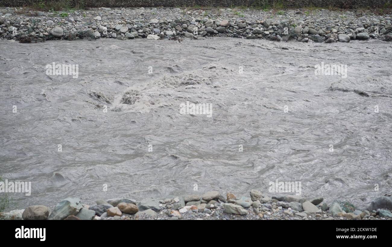 Rivière de montagne dans le Caucase. Montagne sale rivière coule rapidement. Banque D'Images