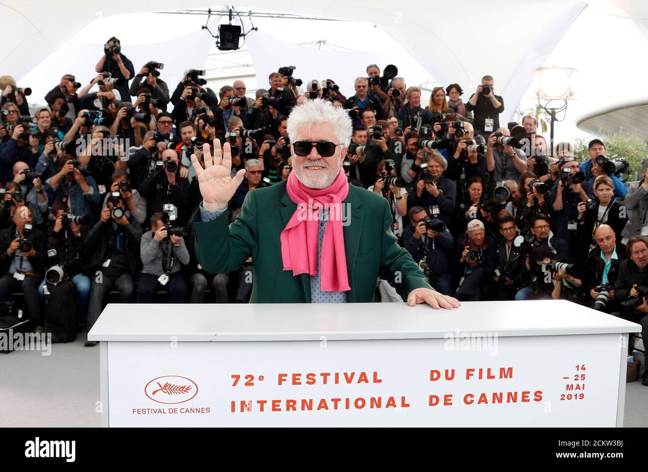 72e Festival de Cannes - Photocall pour le film "douleur et gloire" (Dolor y Gloria) en compétition - Cannes, France, 18 mai 2019. Le directeur Pedro Almodovar pose. REUTERS/Eric Gaillard Banque D'Images