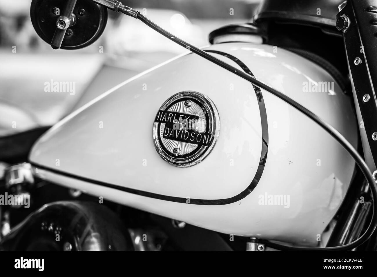 DIEDERSDORF, ALLEMAGNE - 30 AOÛT 2020 : l'emblème de la moto Harley-Davidson, gros plan. Noir et blanc. L'exposition « US car Classics ». Banque D'Images