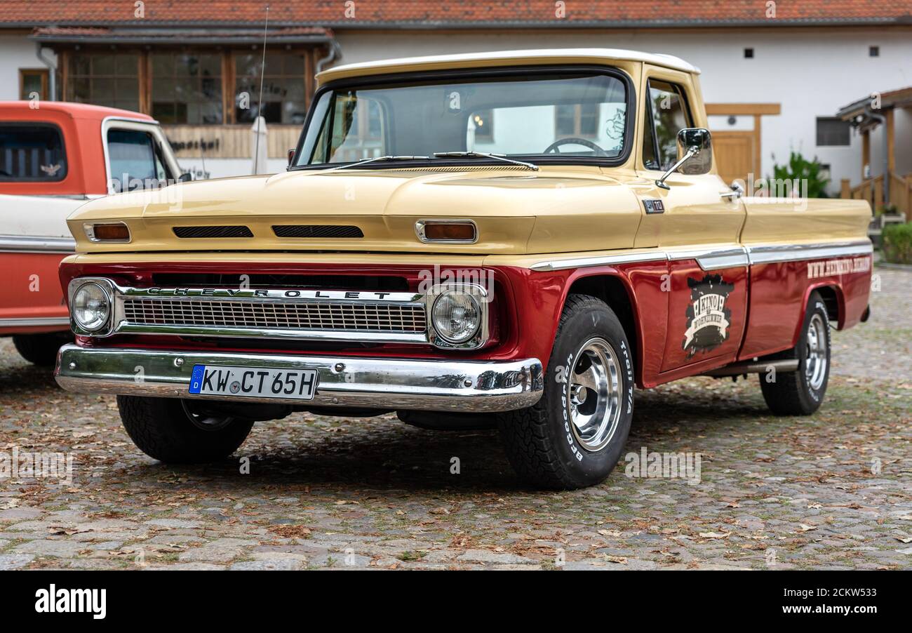 DIEDERSDORF, ALLEMAGNE - 30 AOÛT 2020 : le pick-up pleine grandeur C10 de Chevrolet, 1965. L'exposition « US car Classics ». Banque D'Images