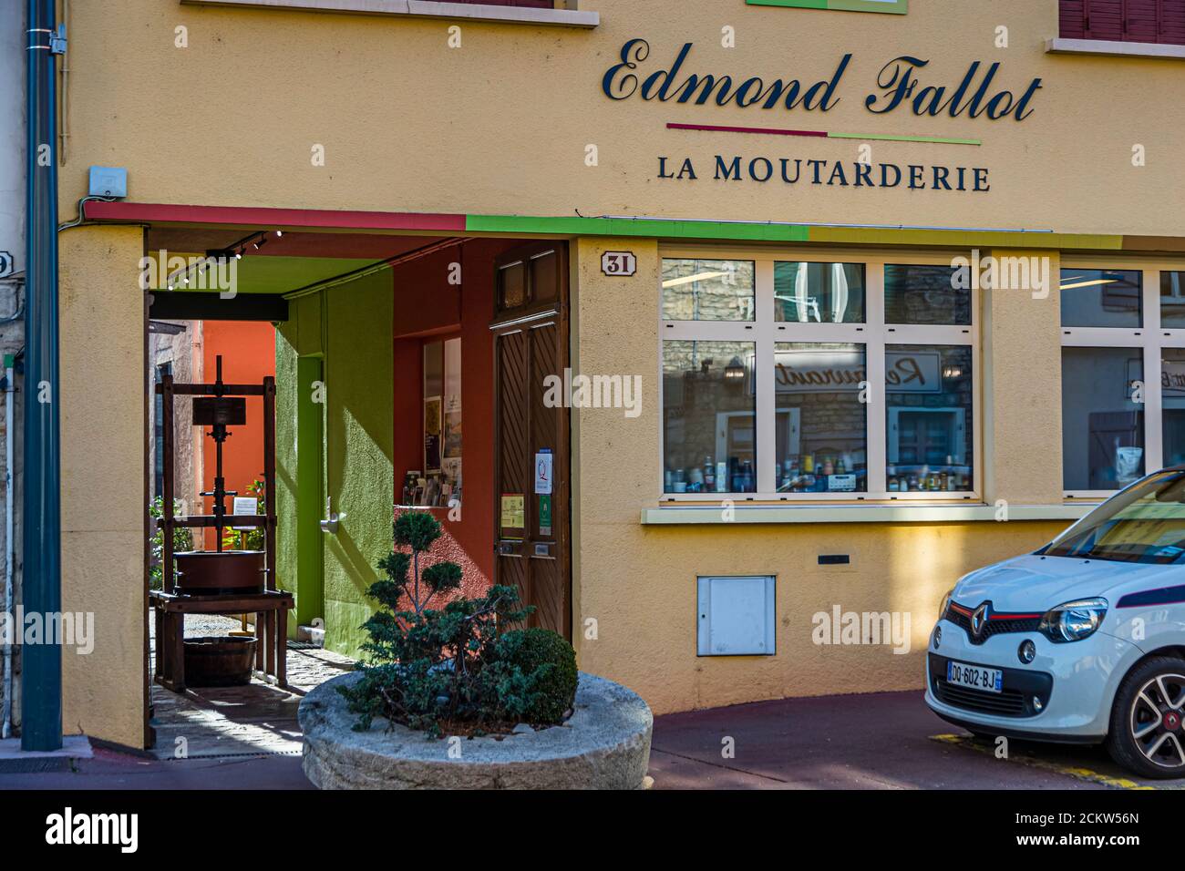 Fabrication de moutarde Edmont Fallot à Beaune, France. Derrière la façade discrète cache une grande tradition. Depuis 1840, le numéro quatre producteur français de moutarde produit derrière ces murs sur un terrain au coeur de Beaune : la Moutarderie Edmond Fallot Banque D'Images