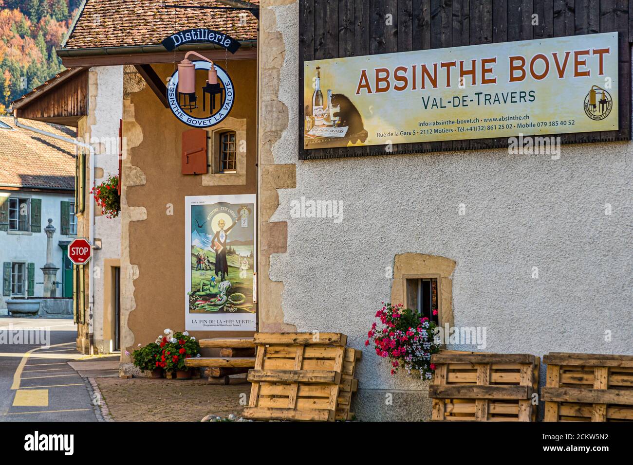 Absinthe en France et en Suisse. Motiers, dans le canton suisse de  Neuchâtel, abrite le musée Absinthe, très divertissant, et sur certains  murs de maisons de la ville, des affiches historiques rappellent
