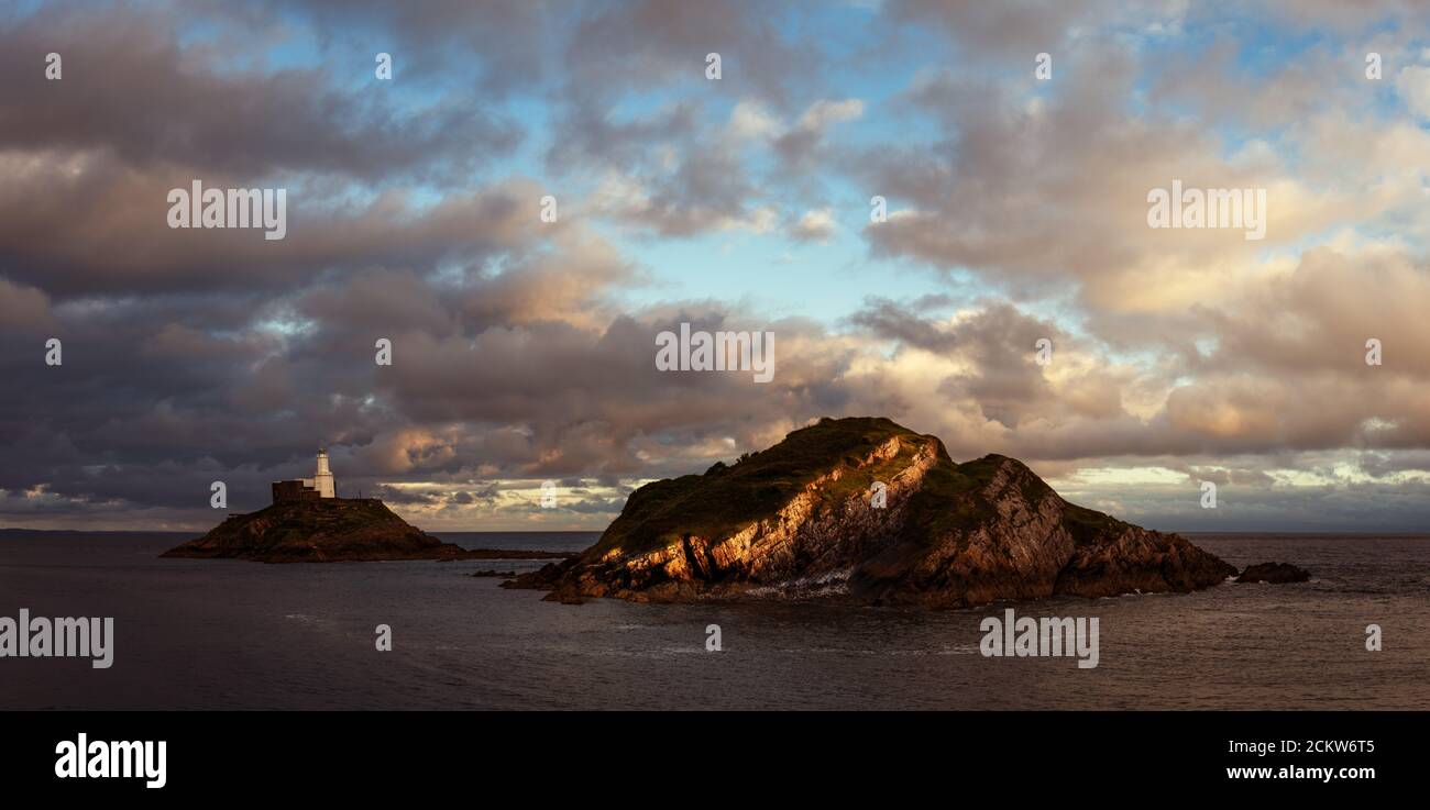 Île en mer avec le phare sur Mumbles Head à Swansea Bay Banque D'Images