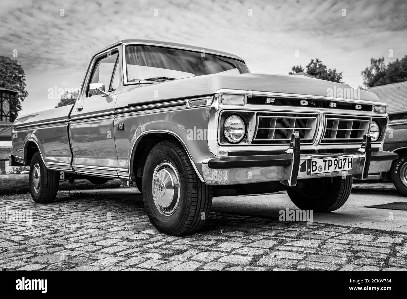 DIEDERSDORF, ALLEMAGNE - 30 AOÛT 2020 : le pick-up pleine grandeur Ford F-150 Ranger XLT, 1979. Noir et blanc. L'exposition « US car Classics ». Banque D'Images