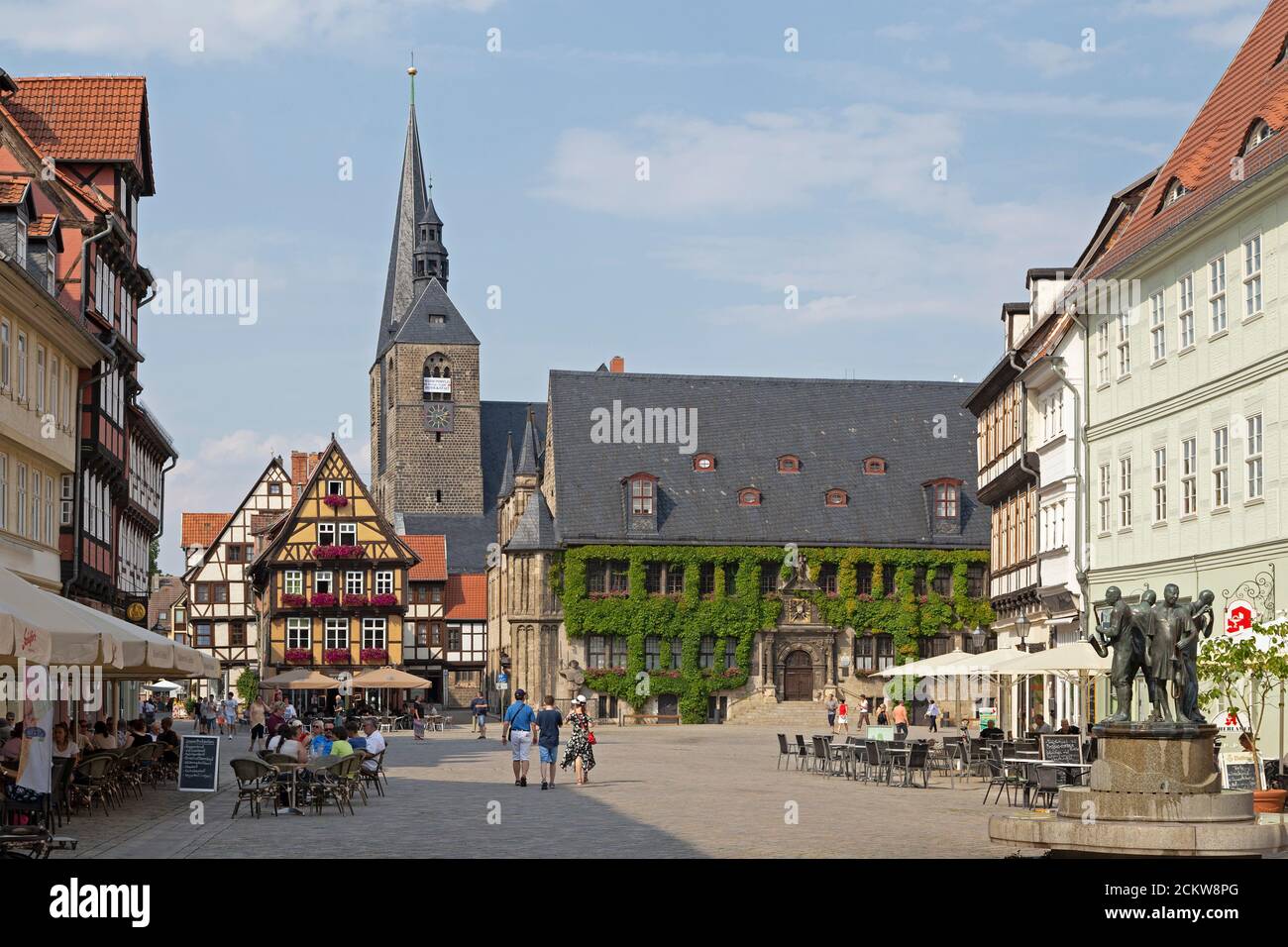 Place du marché, église St Benediktii, Quedlinburg, patrimoine culturel mondial de l'UNESCO, Saxe Anhalt, Allemagne Banque D'Images