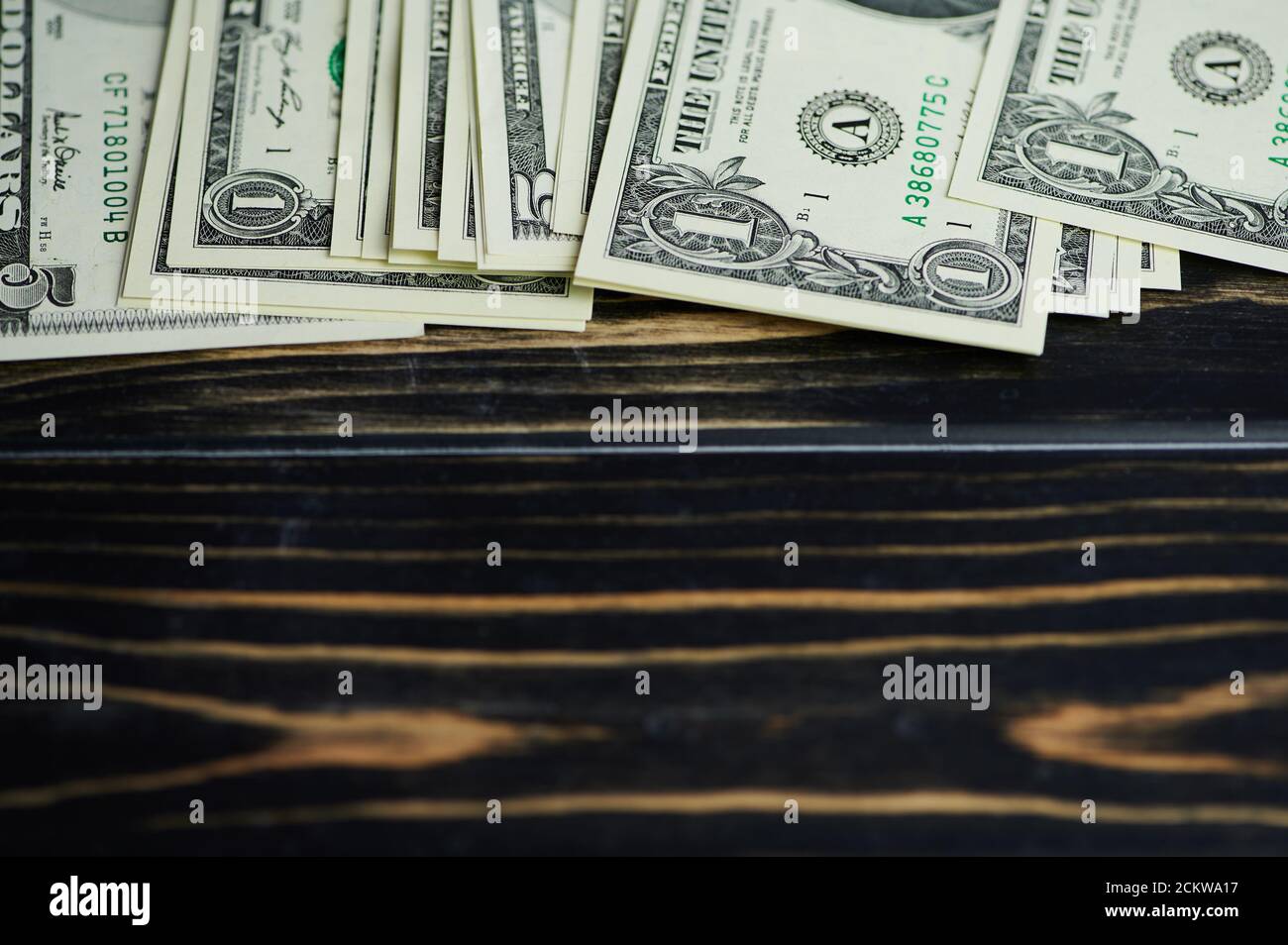 billets de un et cinq dollars couchés sur fond de bois avec copier l'espace Banque D'Images