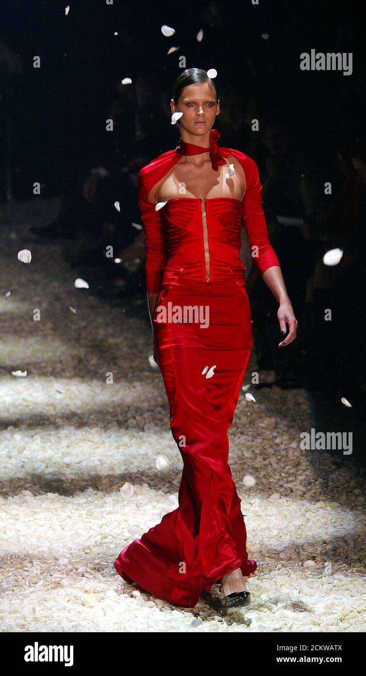 Un modèle présente une robe de soirée dans le cadre de la collection Gucci  pour femmes automne/hiver 2003/2004 le 1er mars 2003 à Milan. Les défilés  de mode de Milan ont lieu