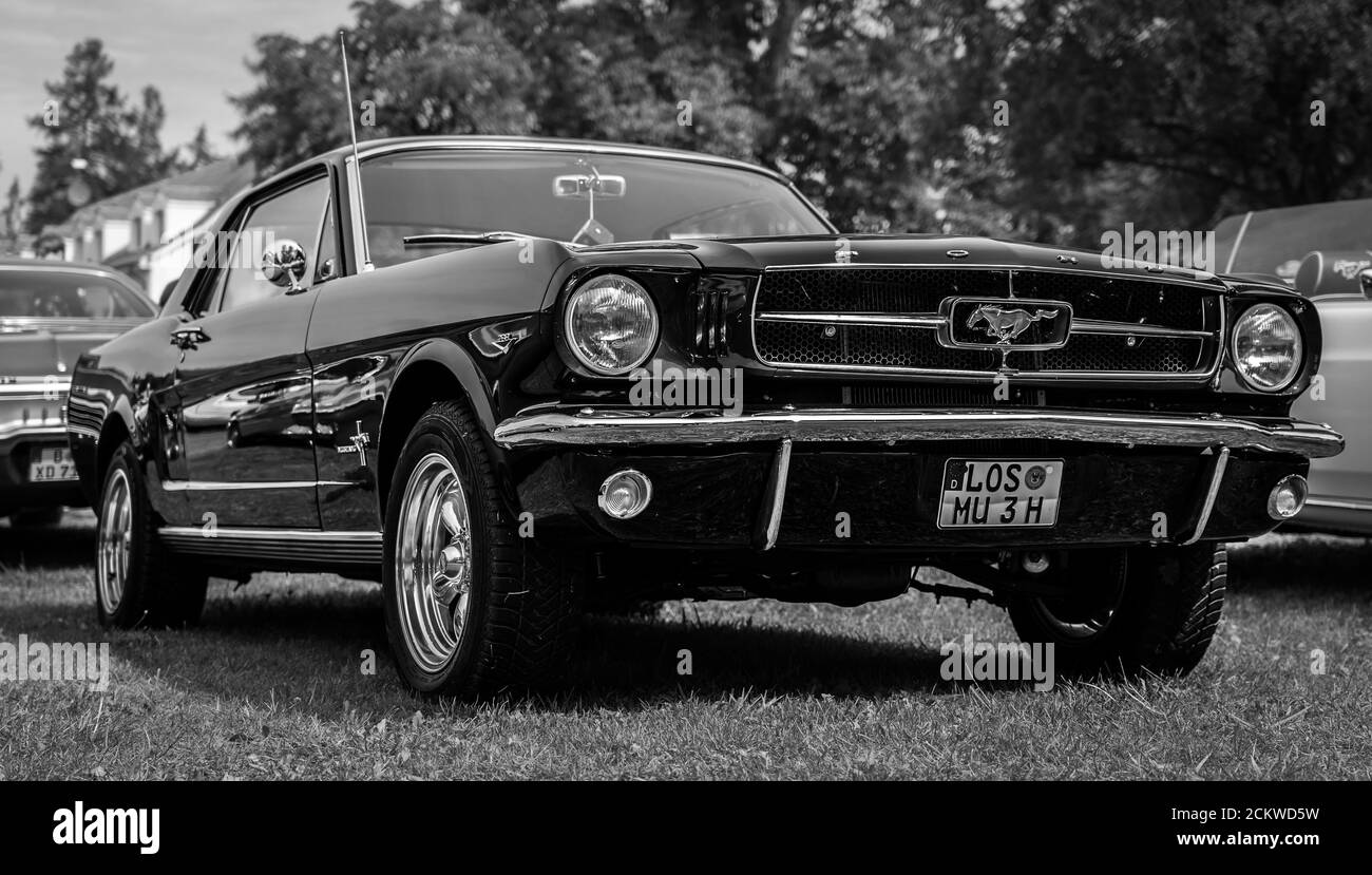 La voiture de sport emblématique Ford Mustang (première génération), 1965.  Noir et blanc. L'exposition « US car Classics » Photo Stock - Alamy
