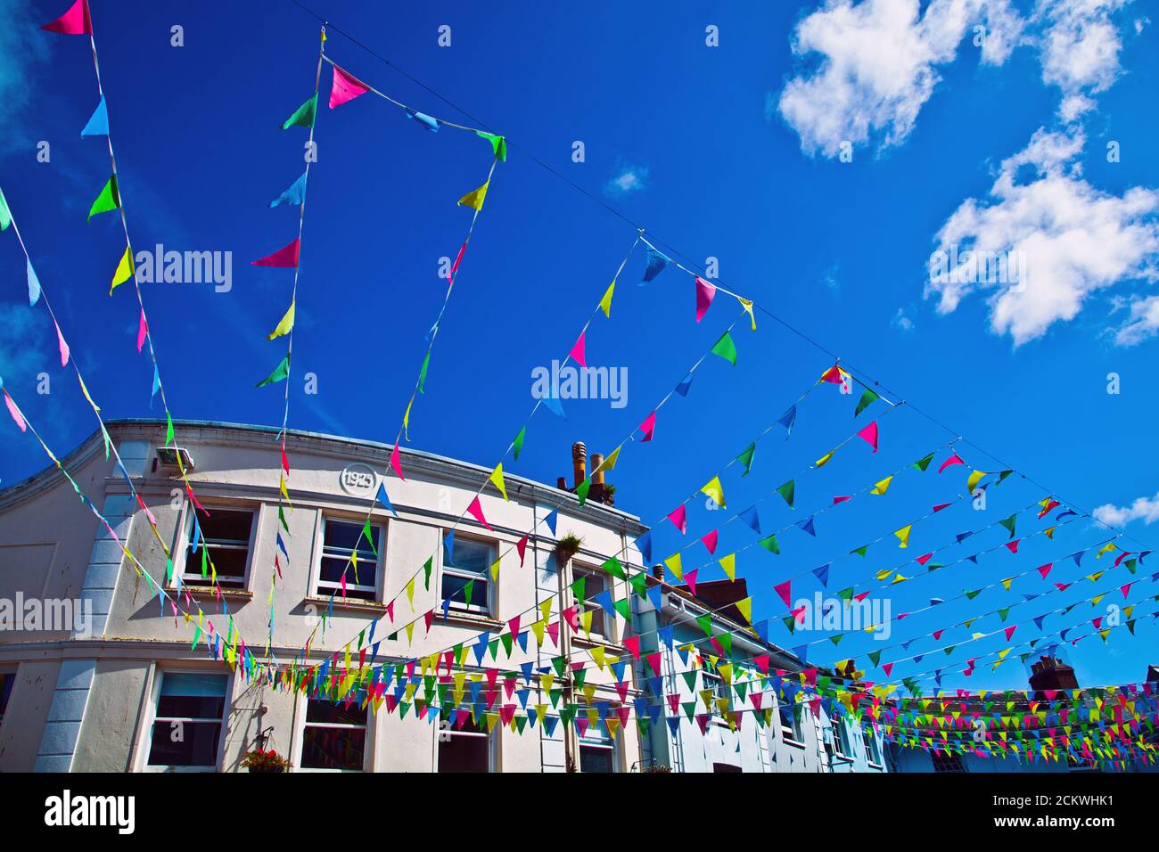Carnival Bunting vole à Falmouth, Cornwall, Royaume-Uni Banque D'Images