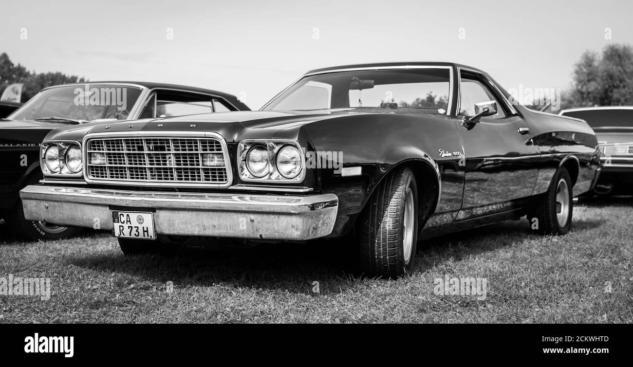 DIEDERSDORF, ALLEMAGNE - 30 AOÛT 2020: Le coupé utilitaire Ford Ranchero 500, 1973. Noir et blanc. L'exposition « US car Classics ». Banque D'Images