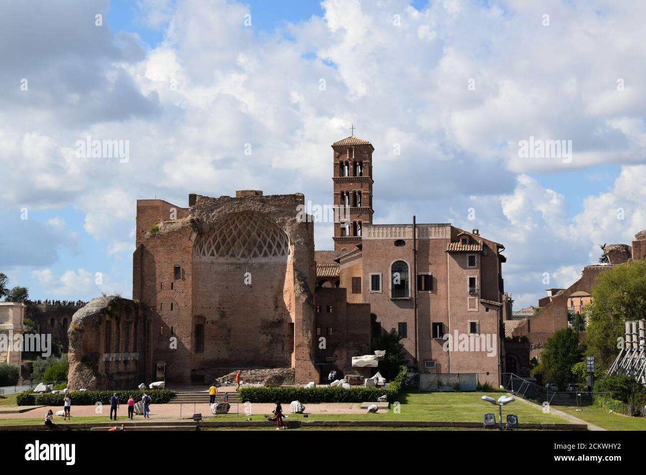 Tempio di Venere e Roma et Basilica di Santa Francesca Romana dans le centre historique de Rome, Italie Banque D'Images