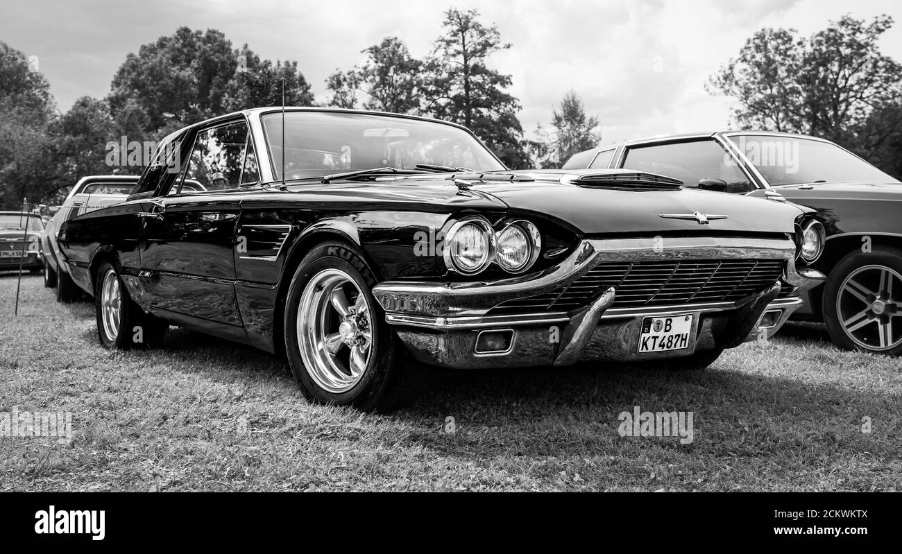 La voiture personnelle de luxe Ford Thunderbird (quatrième génération). Noir et blanc. L'exposition « US car Classics ». Banque D'Images