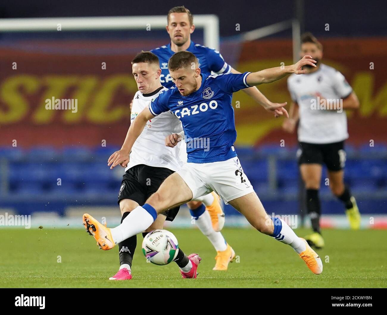 Ashley Hunter de Salford City (à gauche) et Jonjoe Kenny d'Everton se battent pour le ballon lors du deuxième tour de la Carabao Cup à Goodison Park, Liverpool. Banque D'Images