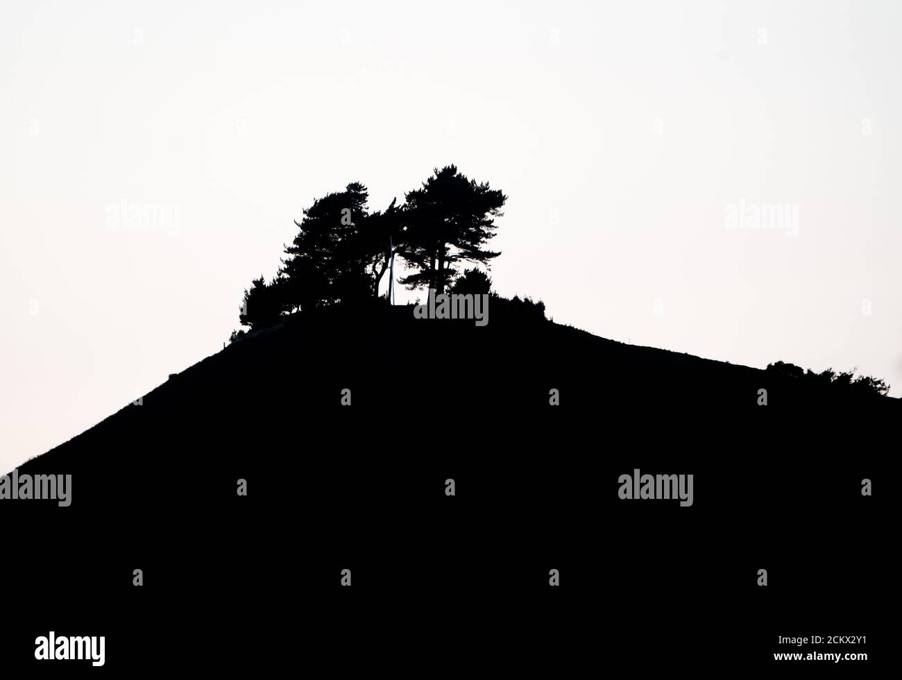 Silhouette de Colmer's Hill, paysage de West Dorset, l'emblématique colline conique s'élève à 417 mètres au-dessus du village de Symondsbury près de Bridport, Royaume-Uni Banque D'Images
