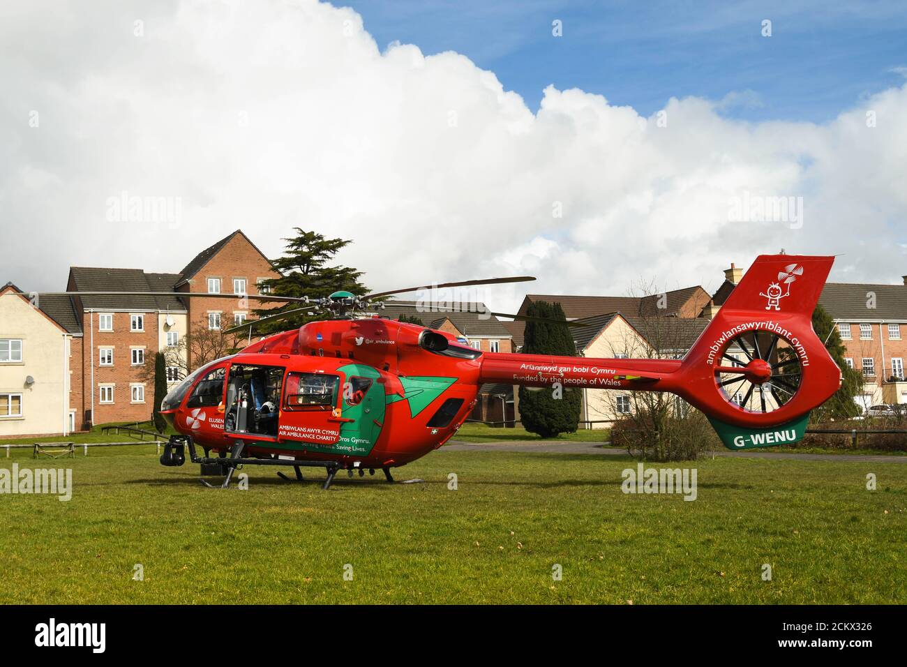 Pontypridd, pays de Galles - mars 2018 : service d'ambulance aérienne par hélicoptère du pays de Galles sur une propriété immobilière. Le service est financé par une fiducie de bienfaisance. Banque D'Images