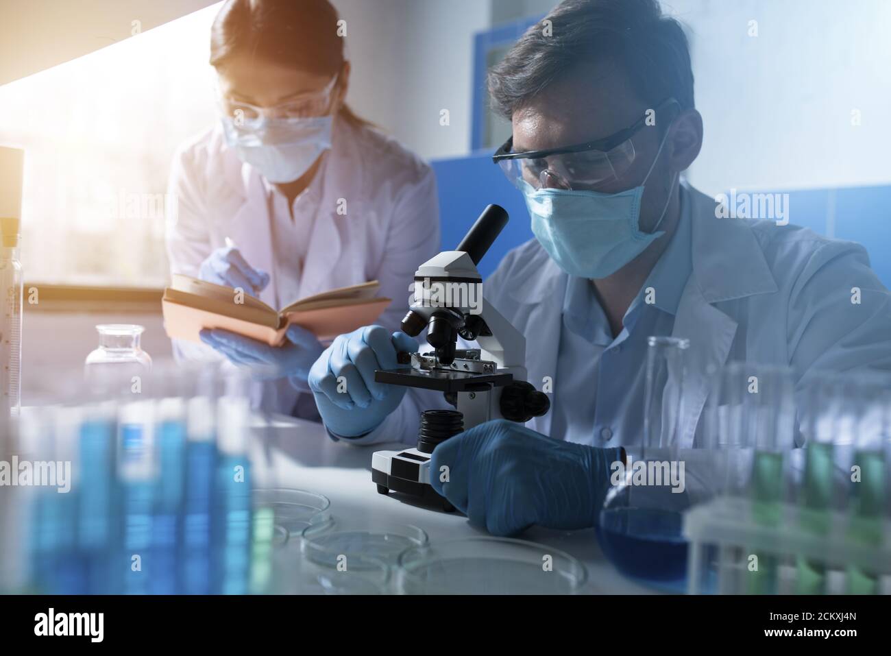 Laboratoire de sciences médicales. Concept de recherche sur les bactéries contre le coronavirus covid-19 Banque D'Images