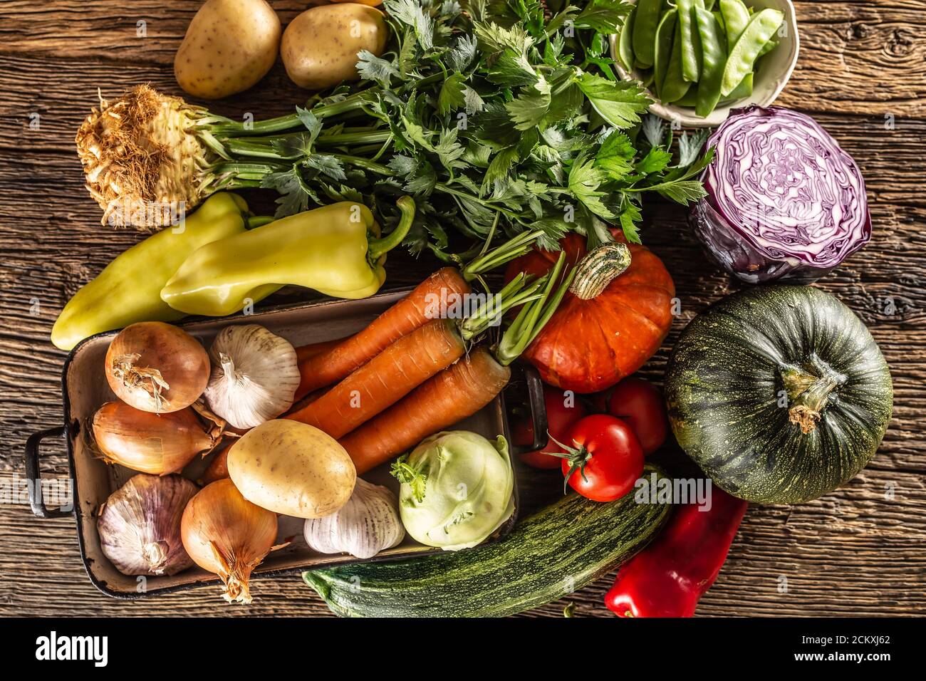 Sélection de la récolte de légumes d'automne de la partie supérieure sur un surface rustique Banque D'Images