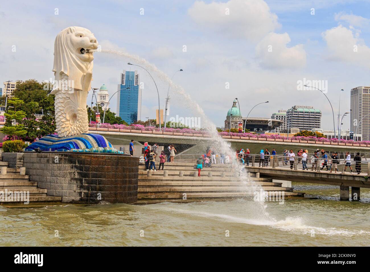 Célèbre statue de Merlion le long de la rivière Singapour. Il est devenu une icône marketing et est utilisé comme mascotte et personnification nationale de Singapour. Les Merlions ne sont pas présents dans le folklore local ou les mythes de Singapour, et n'ont été utilisés qu'à Singapour initialement comme logo pour le conseil touristique. Banque D'Images