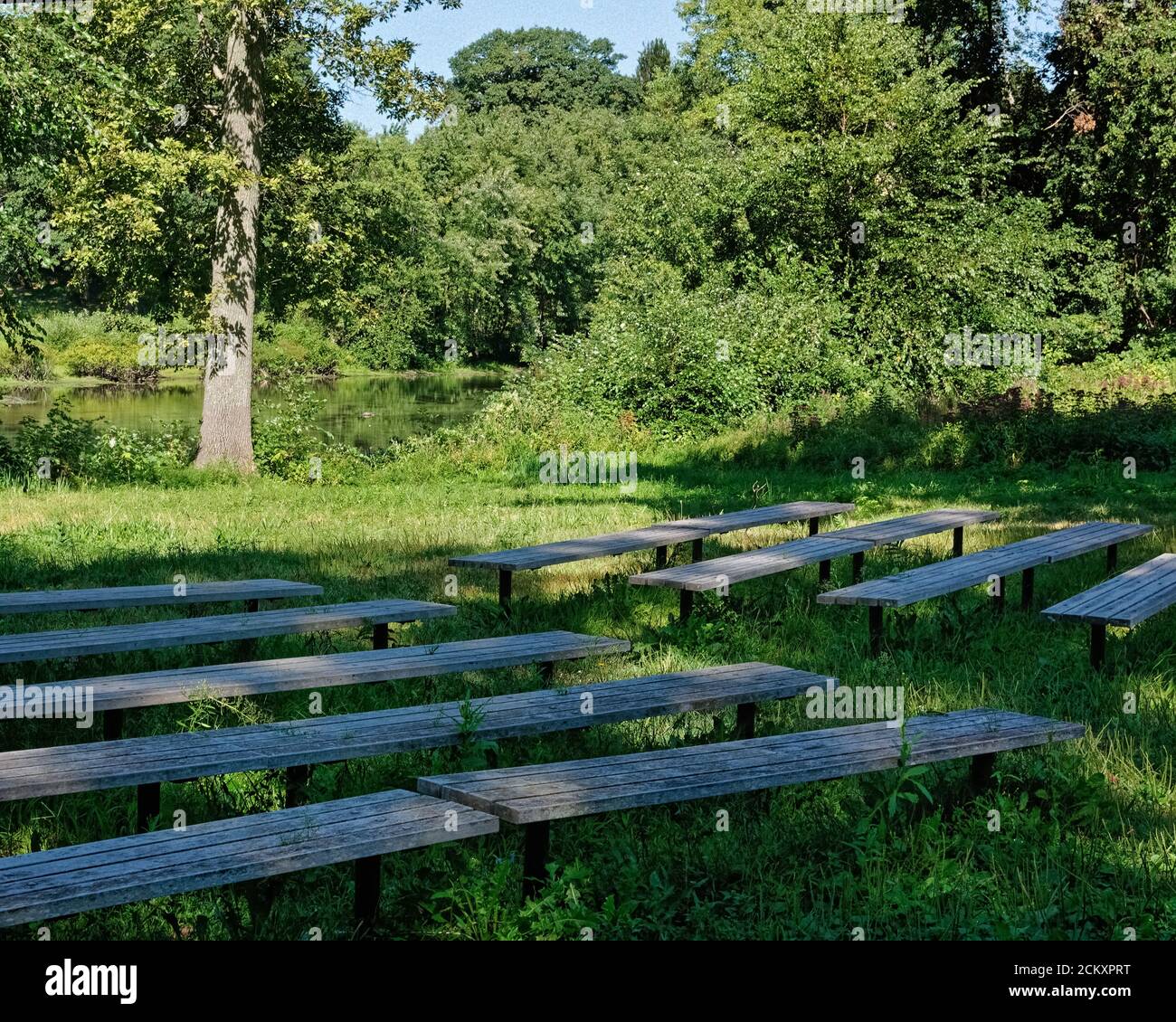 Théâtre en plein air, asseyez-vous sur les rives de la rivière Concord, dans le parc national historique de Minuteman, dans le Massachusetts. Banque D'Images