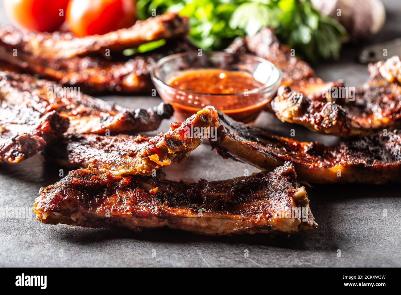 Côtelettes cuites au barbecue avec une sauce Chili sur le côté Banque D'Images