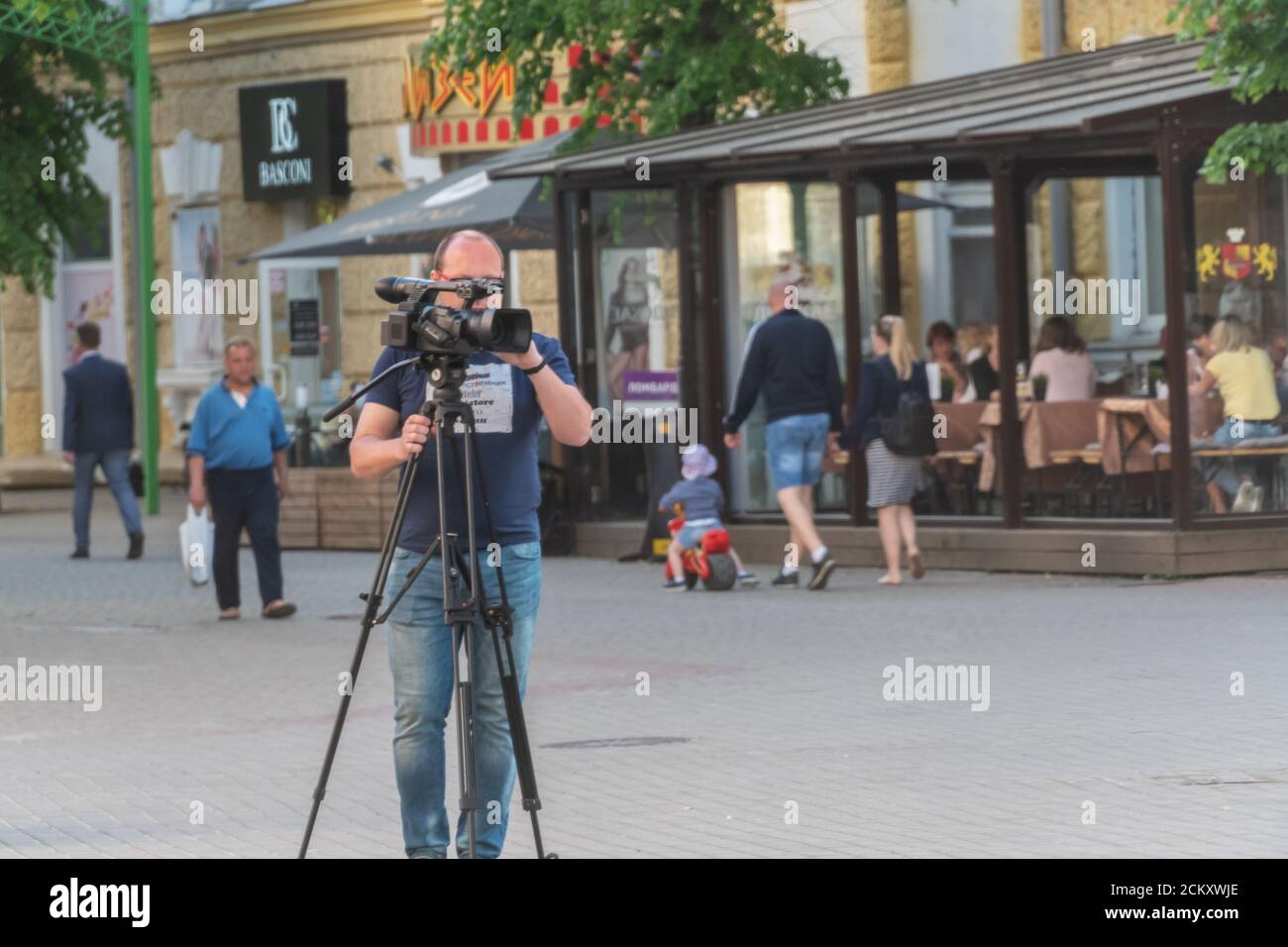 Mogilev, Bélarus - Mai 20 2019: Le vidéaste emmène la ville sur un caméscope avec un trépied Banque D'Images