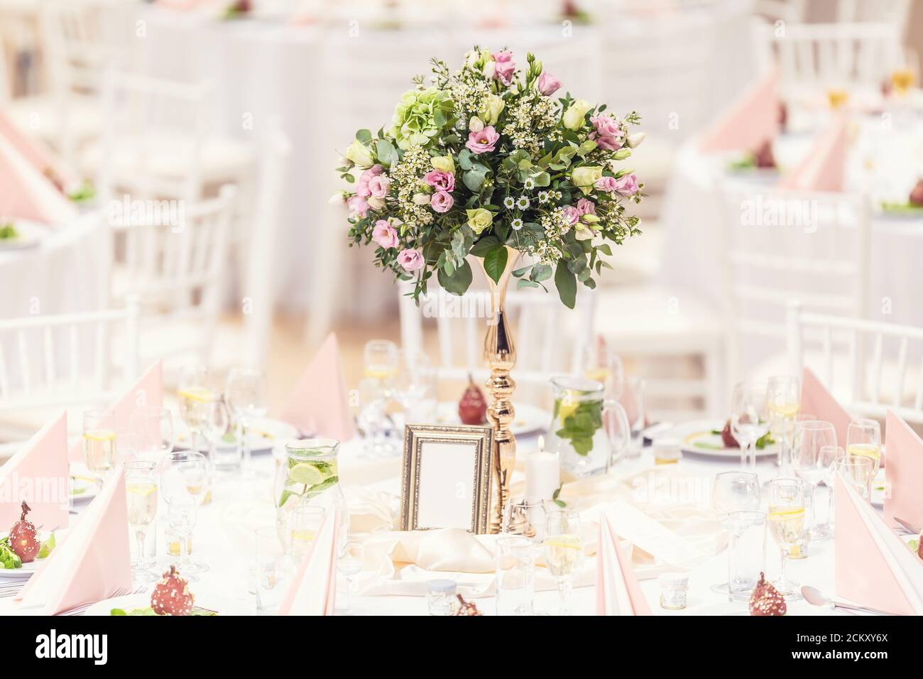 Bouquet de fleurs de mariage sur une table festive décorée Banque D'Images