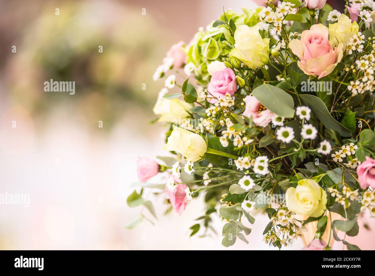 Détail d'un bouquet de fleurs de mariage avec roses roses situées sur le côté droit de l'image Banque D'Images