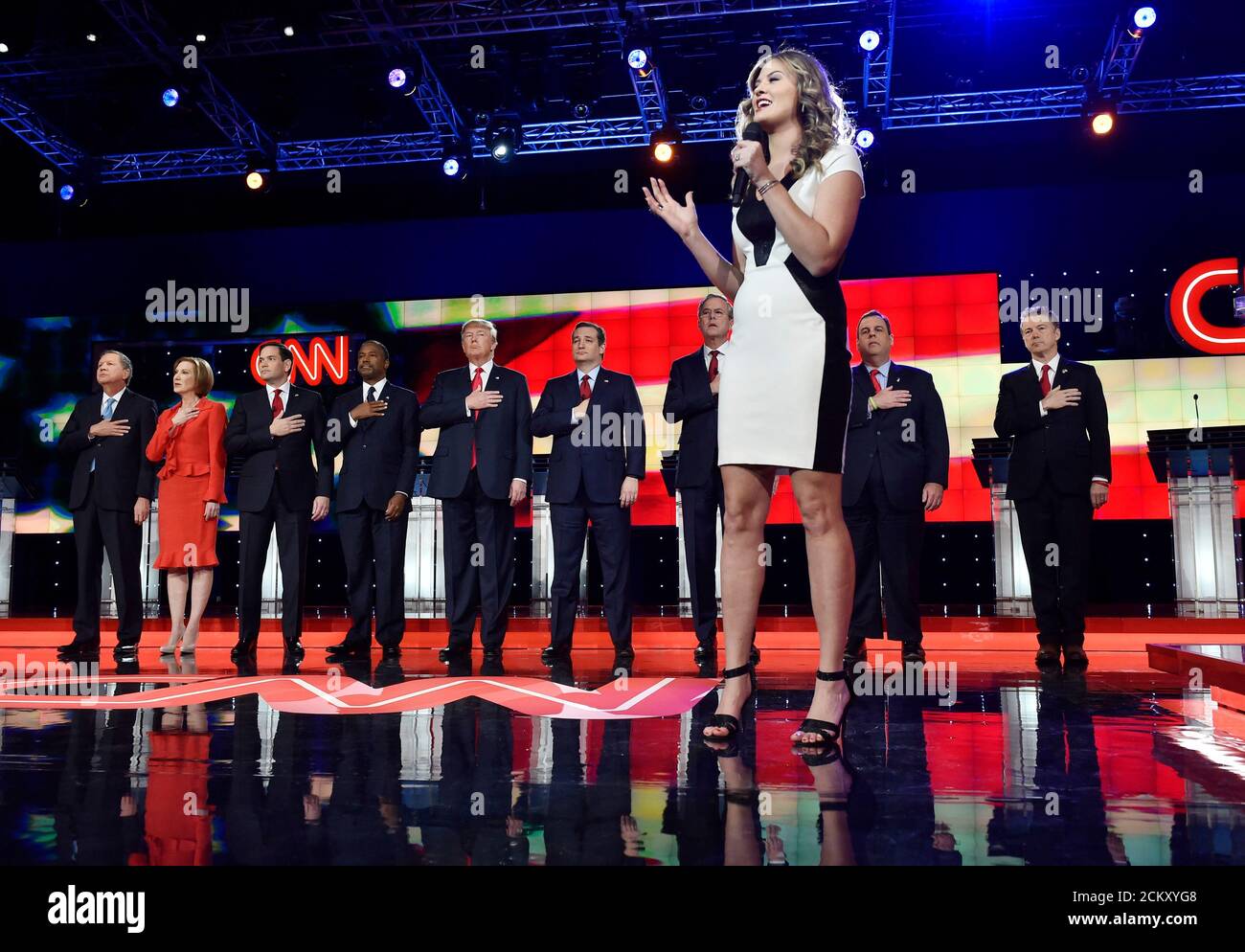 Le chanteur Ayla Brown chante l'hymne national des États-Unis comme  candidat républicain à la présidence des États-Unis (G-D), le gouverneur  John Kasich, l'ancien PDG de HP Carly Fiorina, le sénateur Marco Rubio,