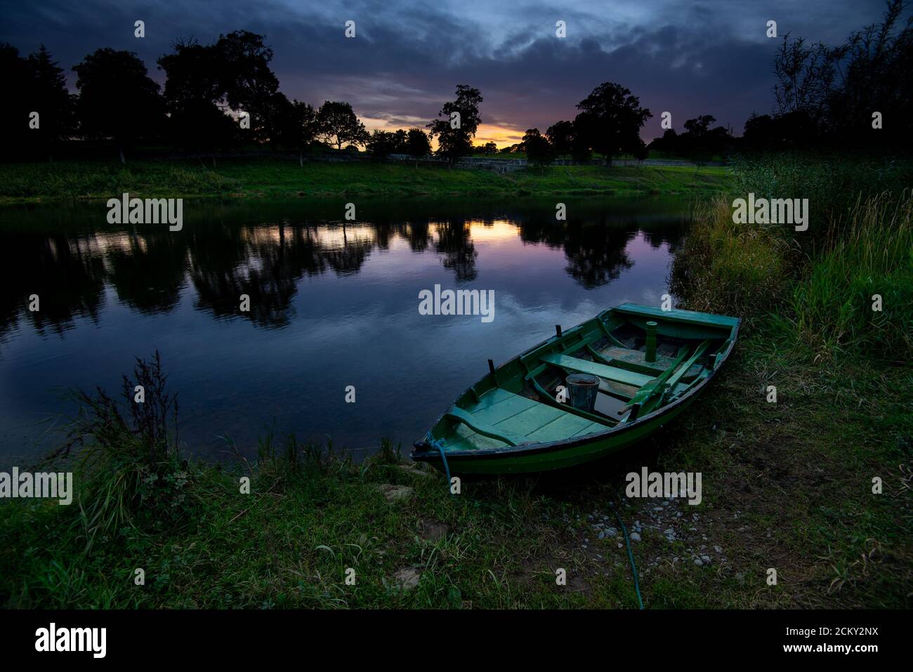 Bateau de pêche en tweed sur la rivière à Norham Boathouse au coucher du soleil. Banque D'Images