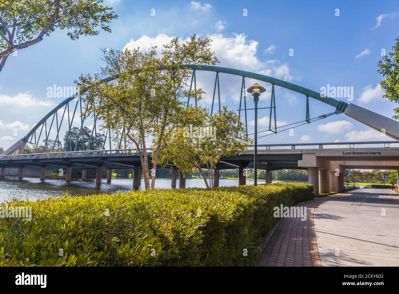 Lake Robbins Drive Bridge à la voie navigable de Woodlands, dans les Woodlands, Texas. Banque D'Images