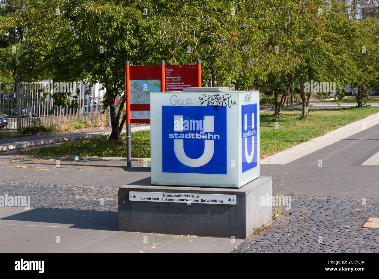 Cube en face de la station de métro Heussallee / Museumsmeile, Bonn, Allemagne. Banque D'Images