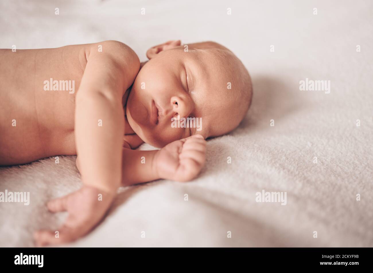 Mignon Emotionnel Nouveau Ne Drole Petit Garcon Dormir Dans Un Berceau Modele D Emballage Pour Bebes Enfant En Bonne Sante Concept D Hopital Et Maternite Heureuse Photo Stock Alamy