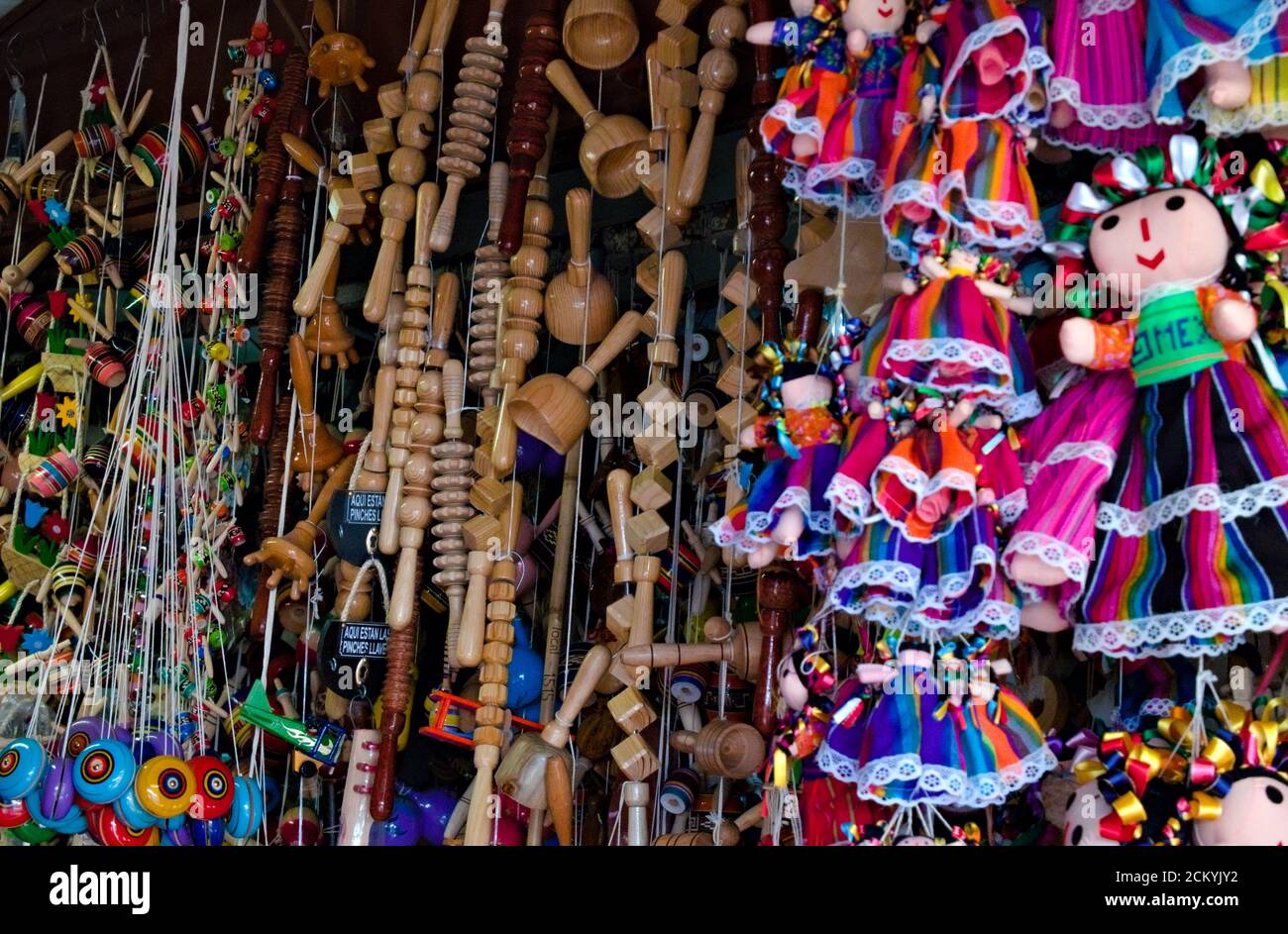 Jouets traditionnels en bois exposés sur un marché traditionnel au Mexique Banque D'Images