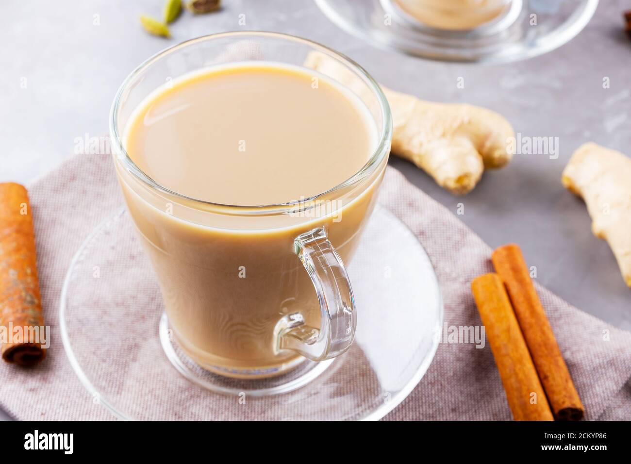 Thé Chai de masala. Boisson traditionnelle indienne - thé masala avec épices sur fond gris. Vue de dessus Banque D'Images