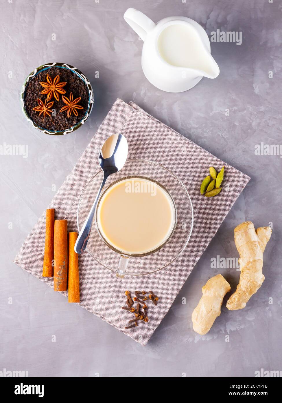 Thé Chai de masala. Boisson traditionnelle indienne - thé masala avec épices sur fond gris. Vue de dessus Banque D'Images