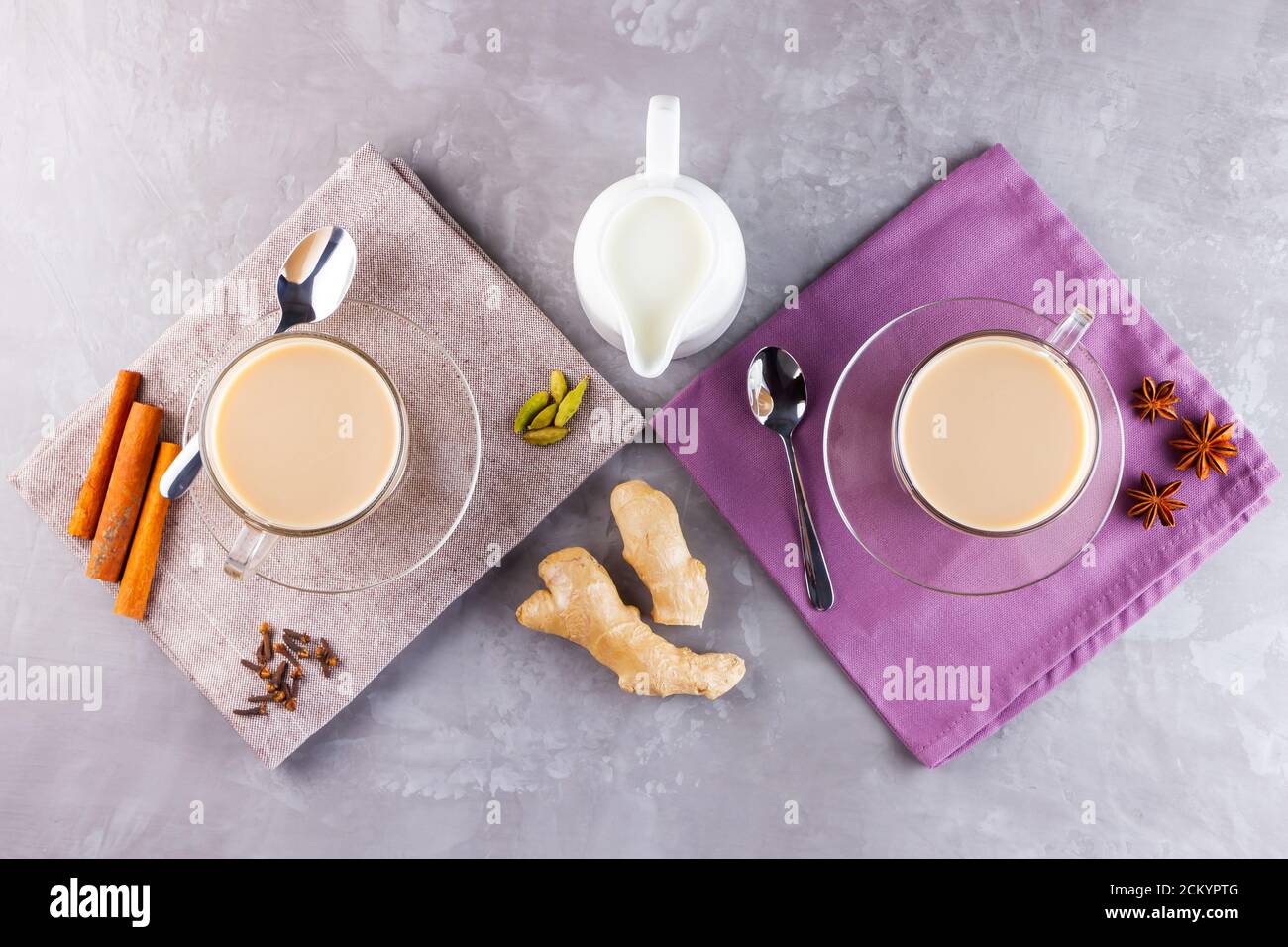 Thé Chai de masala. Boisson traditionnelle indienne - thé masala avec épices sur fond gris. Vue de dessus Banque D'Images