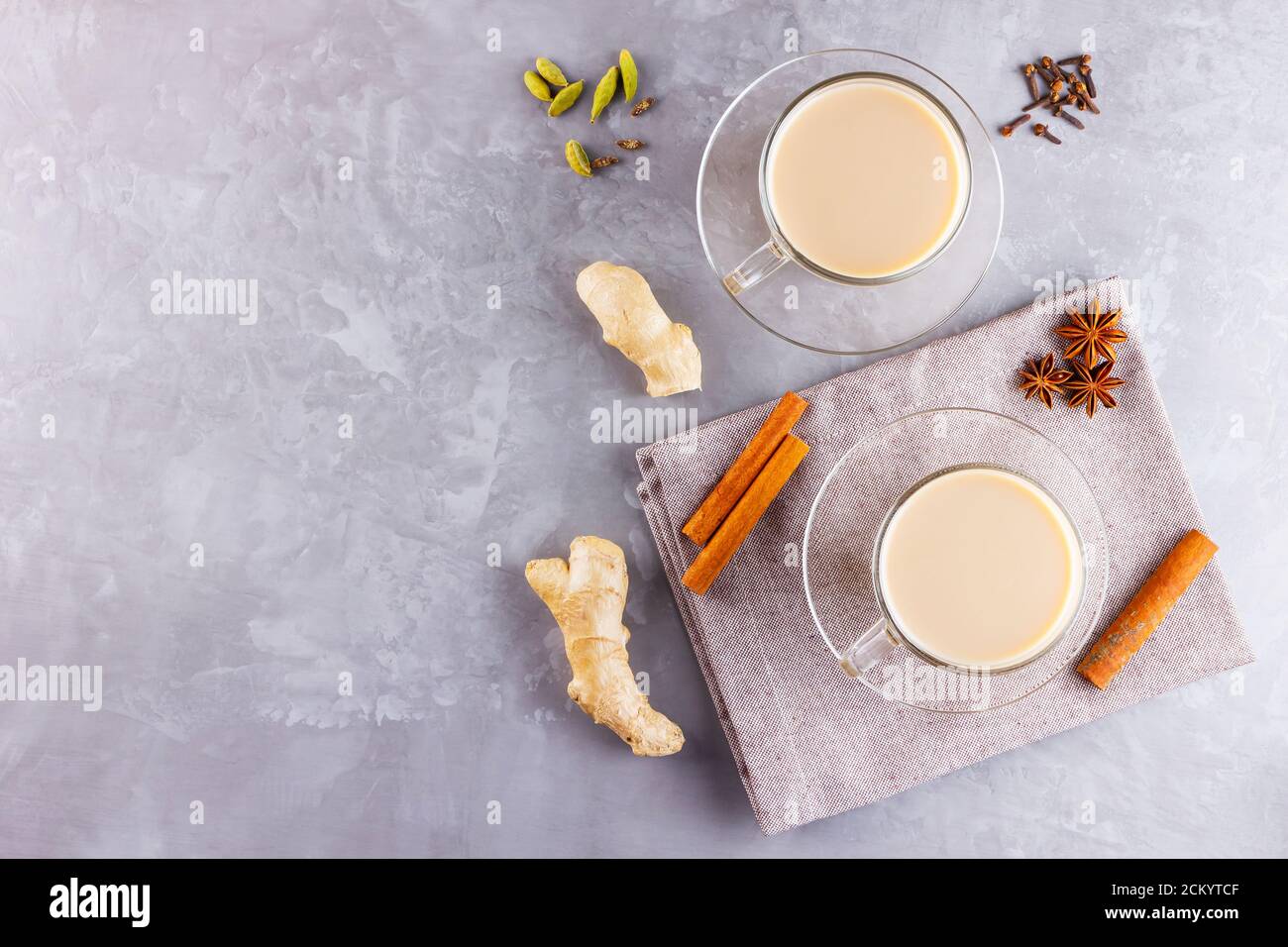 Thé Chai de masala. Boisson traditionnelle indienne - thé masala avec épices sur fond gris. Copier l'espace. Vue de dessus Banque D'Images