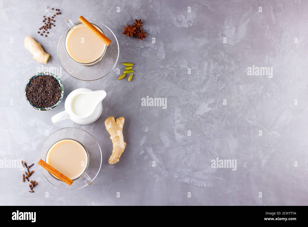 Thé Chai de masala. Boisson traditionnelle indienne - thé masala avec épices sur fond gris. Copier l'espace. Vue de dessus Banque D'Images