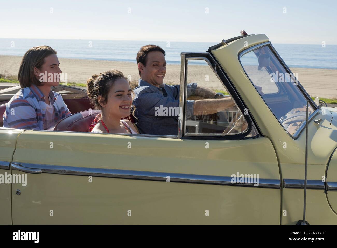 Tanner Buchanan, Mary Mouser, Ralph Macchio, 'Cobra Kai' saison 2 (2019)  crédit: Netflix / The Hollywood Archive Photo Stock - Alamy