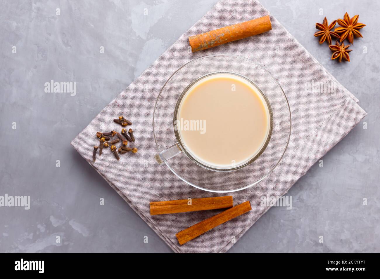 Thé Chai de masala. Boisson traditionnelle indienne - thé masala avec épices sur fond gris. Copier l'espace. Vue de dessus Banque D'Images